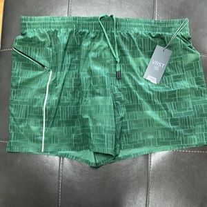 Men’s green shorts with liner